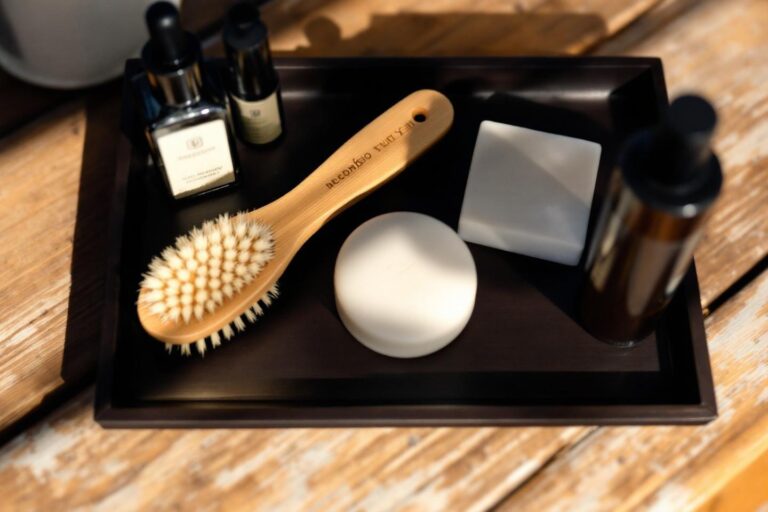 Comment organiser une trousse de toilette écologique pour voyager léger